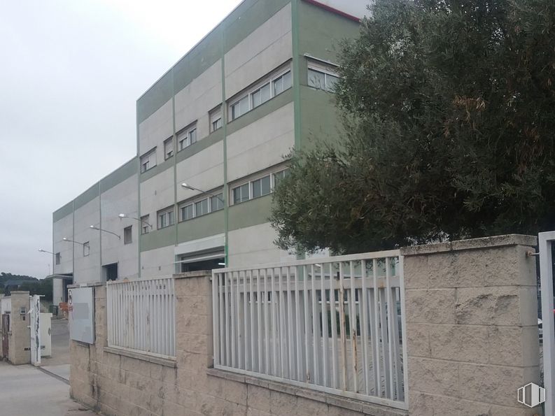 Industrial for sale at Polígono Los Olivos, Getafe, Madrid, 28906 with building, window, sky, urban design, neighbourhood, residential area, composite material, facade, house and tree around