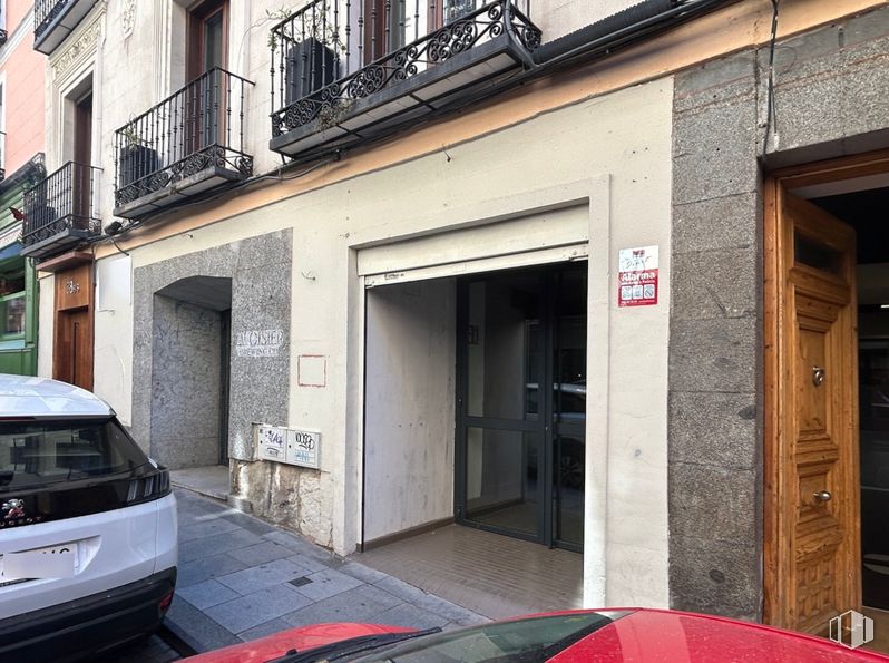 Retail for rent at Calle San Andrés, 38, Centro, Madrid, 28004 with car, building, vehicle, automotive lighting, window, automotive design, motor vehicle, vehicle registration plate, door and automotive exterior around