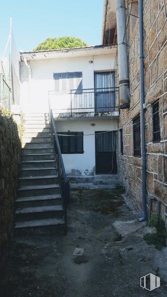 Retail for sale at Zona La Pedriza, Manzanares el Real, Madrid, 28410 with window, building, sky, stairs, door, plant, house, road surface, fixture and neighbourhood around