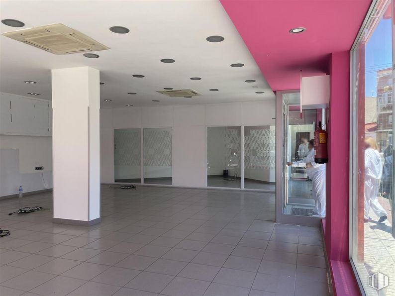 Local en alquiler en Calle Delicias, 2, Fuenlabrada, Madrid, 28944 con persona, alumbrado, propiedad, accesorio, interiorismo, suelos, suelo, suelo de baldosas, inmobiliario y techo alrededor