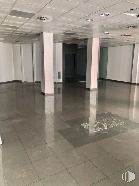 Retail for sale at Calle Ventanilla, 5, Colmenarejo, Madrid, 28270 with tile flooring, fixture, hall, flooring, floor, wall, material property, composite material, ceiling and glass around