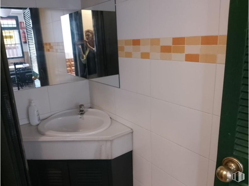 Retail for sale & for rent at Calle Colón, Cuenca, 16002 with sink, bathroom cabinet, brown, mirror, property, plumbing fixture, tap, bathroom, bathroom sink and wood around