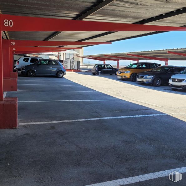 Industrial for sale at Calle María Tubau, Fuencarral - El Pardo, Madrid, 28050 with car, automotive exterior, automotive parking light, automotive lighting, automotive tire, parking, parking lot, family car, automotive tail & brake light and automotive wheel system around