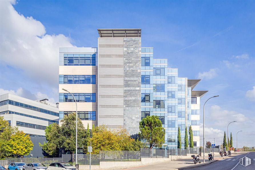 Oficina en alquiler en Edificio Novus, Avenida Fuente de la Mora, 1, Hortaleza, Madrid, 28050 con edificio, luz de la calle, nube, cielo, bloque de pisos, árbol, diseño urbano, condominio, zona residencial y edificio comercial alrededor