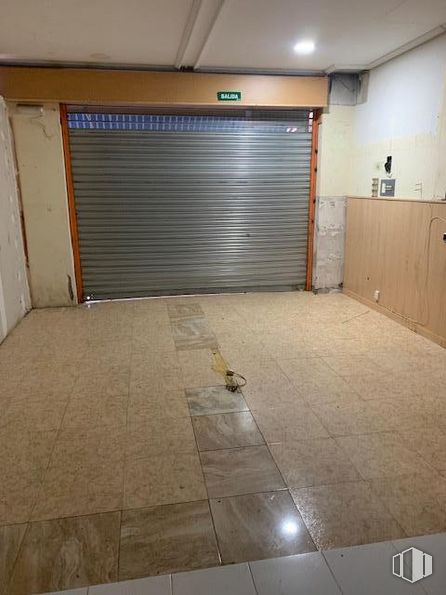 Local en alquiler en Calle Manojo de Rosas,, Villaverde, Madrid, 28041 con ebanistería, edificio, puerta, suelo, piso, accesorio, pared, superficie de carretera, madera y asfalto alrededor