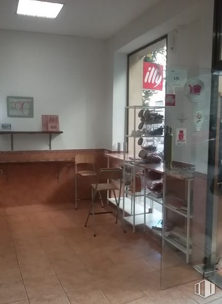 Retail for sale at Calle Martín de los Heros, Moncloa - Aravaca, Madrid, 28008 with chair, interior design, flooring, floor, wood, shelf, shelving, ceiling, fixture and building around