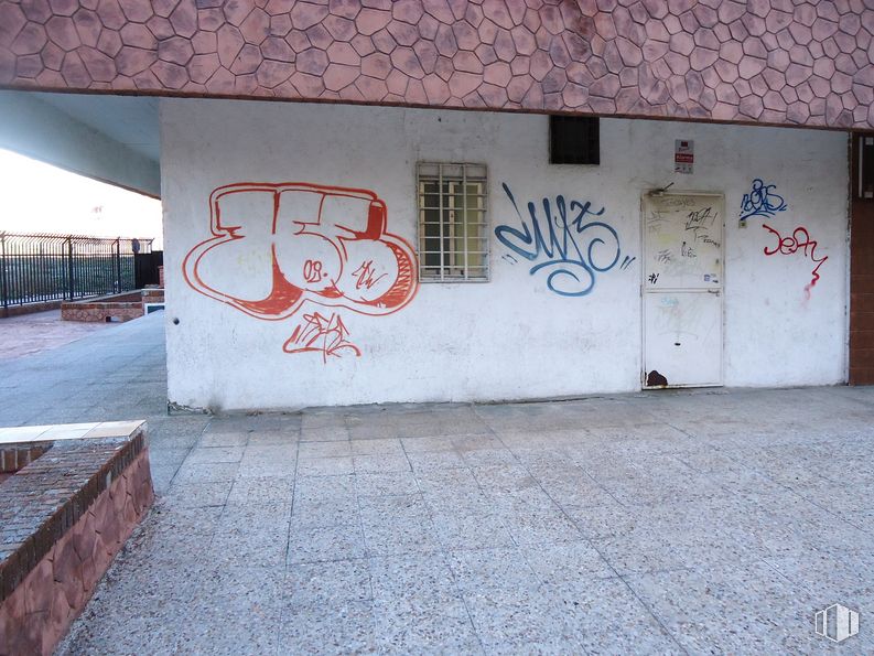 Local en venta en Avenida Padre Piquer, La Latina, Madrid, 28024 con ventana, puerta, edificio, superficie de la carretera, asfalto, graffiti, arte, fuente, acera y fachada alrededor