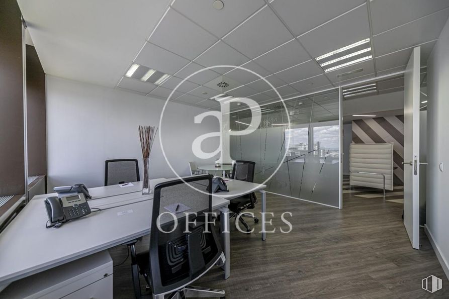 Oficina en alquiler en Paseo Castellana, 79, Tetuán, Madrid, 28046 con teléfono con cable, escritorio, silla, edificio, interiorismo, ebanistería, suelo, suelos, inmobiliario y accesorio alrededor