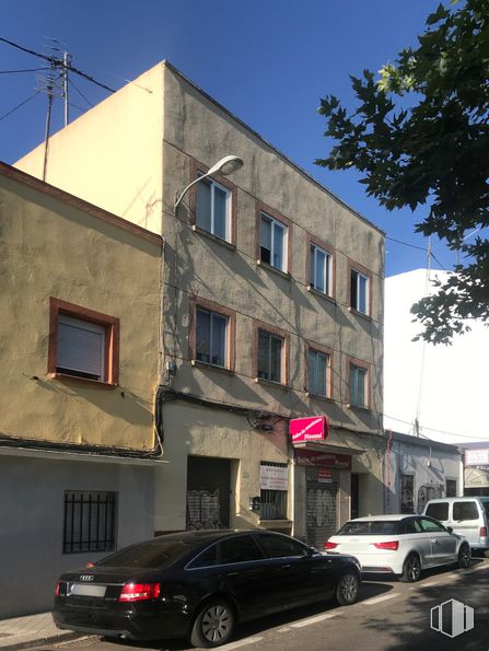 Retail for rent at Zona cercana Ayuntamiento, Usera, Madrid, 28026 with car, building, window, tire, wheel, automotive parking light, land vehicle, sky, vehicle and property around