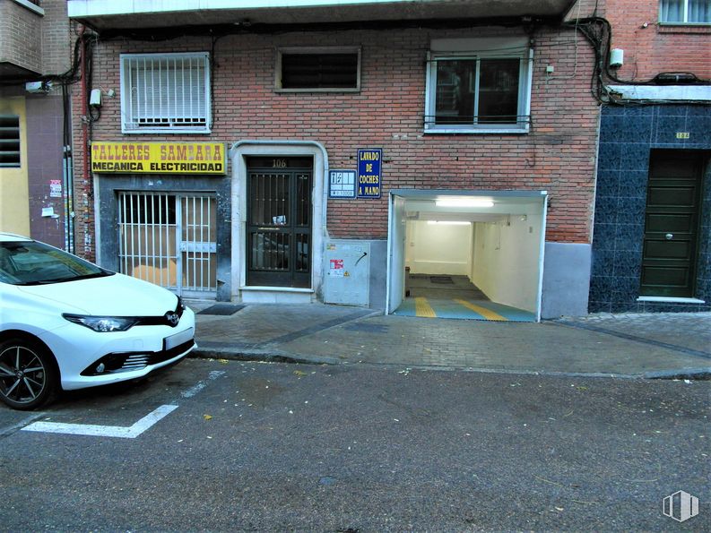 Nave en venta en Calle Sambara, Ciudad Lineal, Madrid, 28027 con rueda, coche, ventana, puerta, vehículo terrestre, neumático, vehículo, edificio, placa de matrícula del vehículo y campana alrededor