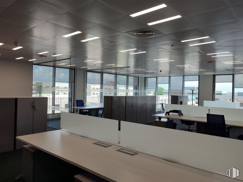 Oficina en alquiler en Carretera Fuencarral, 98, Alcobendas, Madrid, 28108 con mesa, accesorio, edificio, interiorismo, escritorio, suelos, silla, vidrio, techo y espacio alrededor