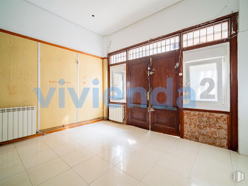 Retail for sale at Calle Ribadavia, Fuencarral - El Pardo, Madrid, 28029 with door, flooring, floor, ceiling, interior design, tile flooring, apartment, hall, wood stain and hardwood around