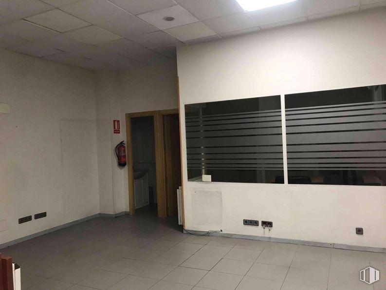 Local en alquiler y venta en Zona El Praderón, San Sebastián de los Reyes, Madrid, 28700 con persiana de la ventana, suelos, suelo, interiorismo, techo, transparencia, madera dura, azulejo, suelo de baldosas y limpieza alrededor