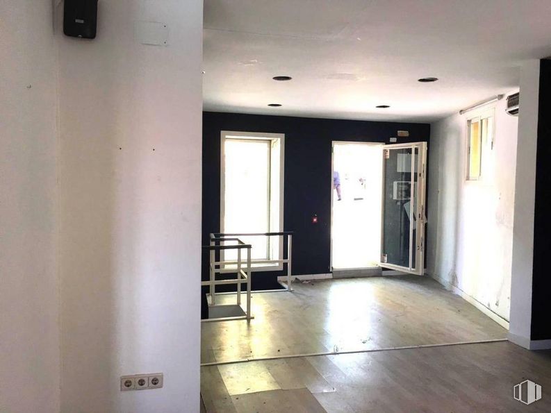 Local en alquiler y venta en Calle Peña Gorbea, Puente de Vallecas, Madrid, 28053 con puerta, mueble, ventana, accesorio, edificio, hall, suelos, suelo, madera y techo alrededor