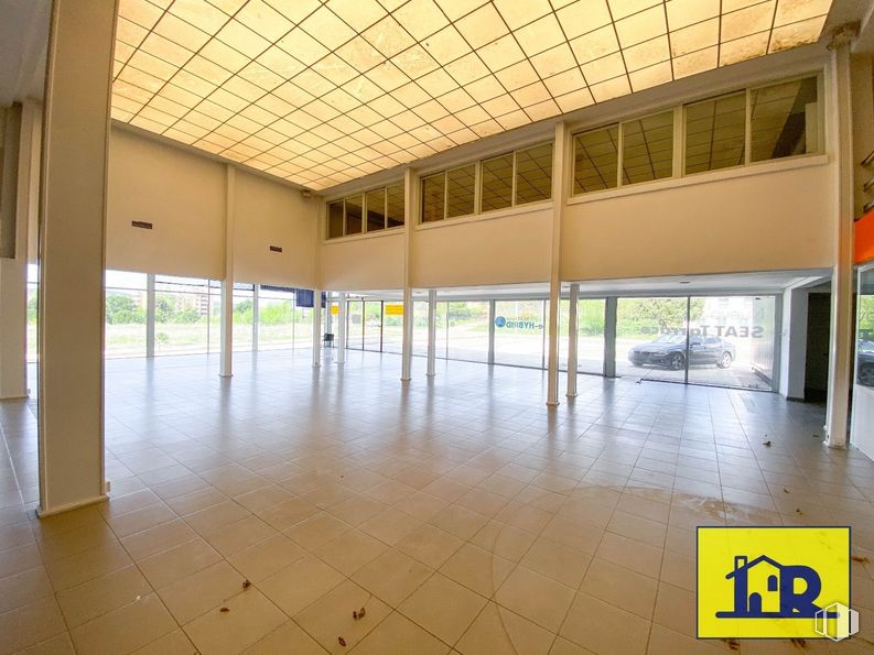 Industrial for sale & for rent at Avenida Cruz Roja Española, Cuenca, 16002 with window, property, fixture, hall, interior design, floor, flooring, wall, building and real estate around