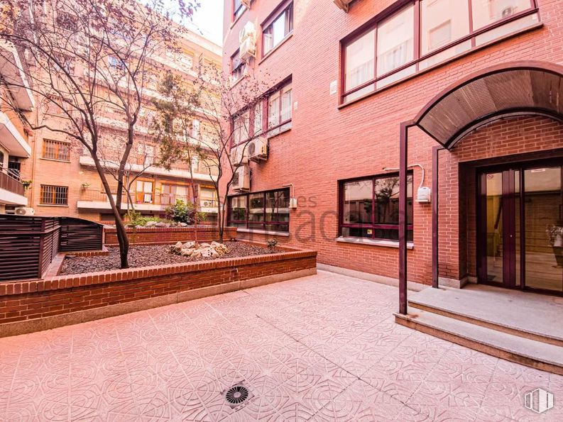 Oficina en alquiler en Calle Azcona, Salamanca, Madrid, 28028 con edificio, ventana, superficie de la carretera, madera, albañilería, ladrillo, diseño urbano, árbol, barrio y zona residencial alrededor