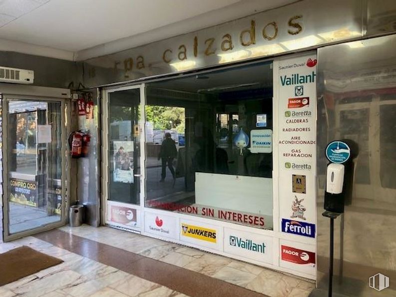 Retail for sale at Calle Puentelarra, Villa de Vallecas, Madrid, 28031 with person, fixture, door, gas, facade, retail, screen door, building, composite material and signage around