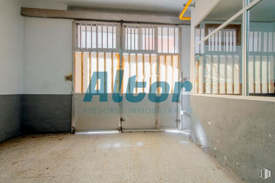 Local en venta en Calle Matilde Landa, Tetuán, Madrid, 28029 con puerta, edificio, accesorio, suelo, suelos, ventana, gas, material compuesto, techo y madera alrededor