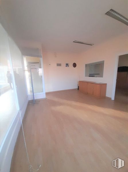 Local en alquiler en Zona La Poveda, Arganda del Rey, Madrid, 28500 con ebanistería, madera, pasillo, pavimento, casa, tinte para madera, pintura, accesorio, madera y puerta alrededor