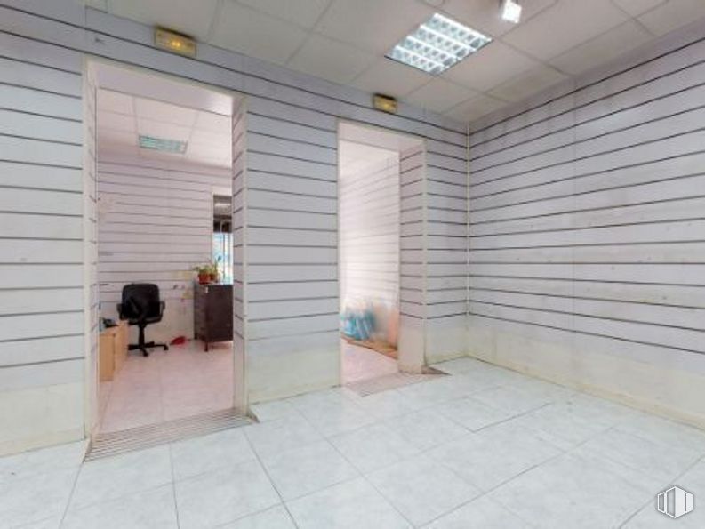 Retail for sale at Calle Mesón de Paredes, Centro, Madrid, 28012 with building, door, interior design, flooring, floor, brick, fixture, brickwork, wood and real estate around