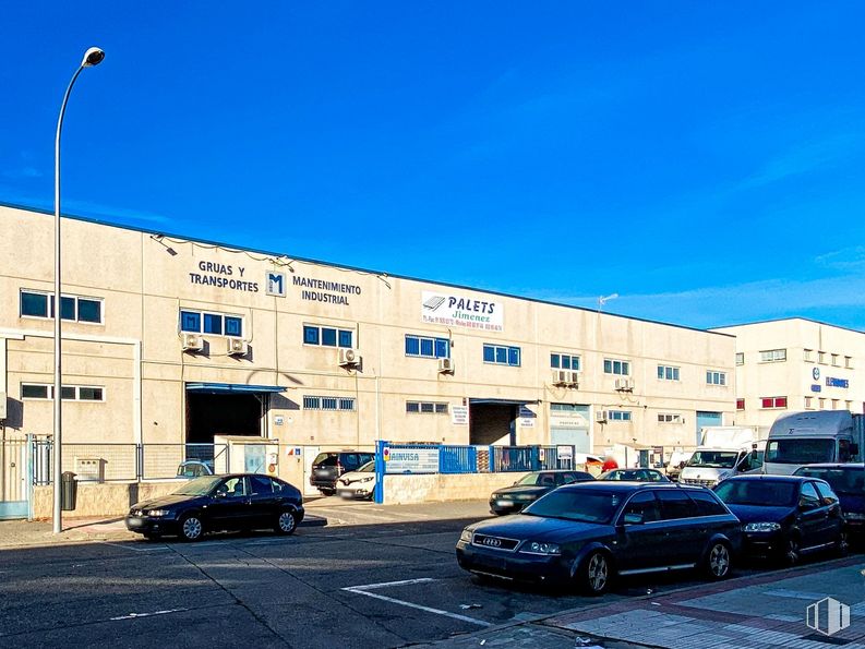 Industrial for sale at Calle Ciudad de Frías, 23, Villaverde, Madrid, 28021 with car, building, automotive parking light, wheel, tire, sky, land vehicle, window, vehicle and blue around