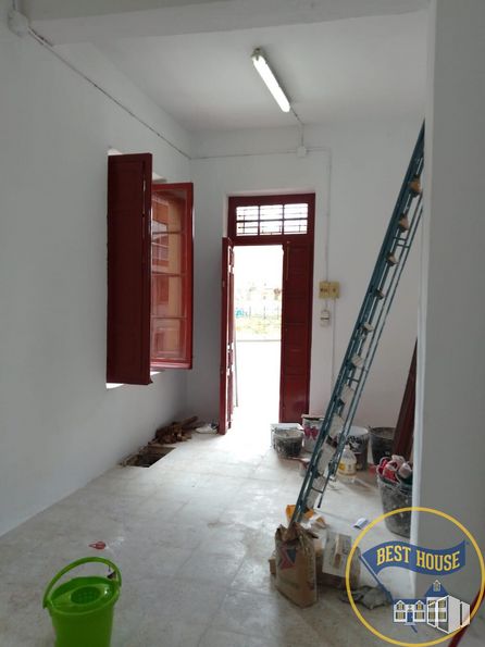 Retail for sale & for rent at Zona centro, Cuenca, 16004 with ladder, door, flooring, floor, fixture, wood, building, gas, hardwood and engineering around