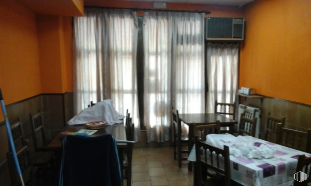 Retail for sale & for rent at Calle de los Hermanos Fernández Galiano, 11, Guadalajara, 19004 with table, property, furniture, fixture, chair, curtain, interior design, real estate, tints and shades and wood around