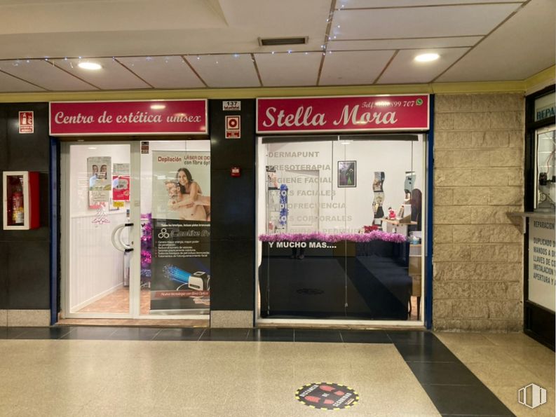 Local en alquiler en Calle Valladolid, 2, Alcalá de Henares, Madrid, 28804 con persona, accesorio, puerta, venta al por menor, techo, gas, evento, suelos, publicidad y señalización alrededor