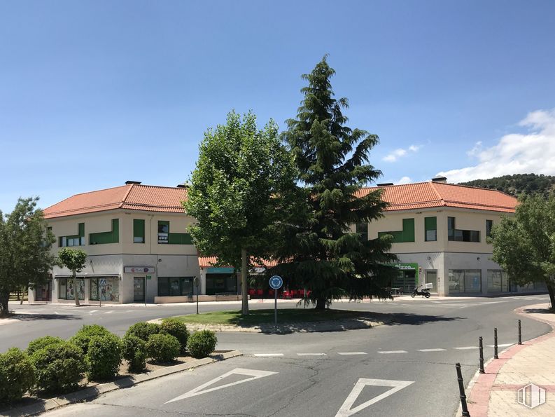 Retail for sale at Calle Marqués de Santillana, 18, Moralzarzal, Madrid, 28411 with building, sky, plant, cloud, window, tree, house, road surface, asphalt and land lot around