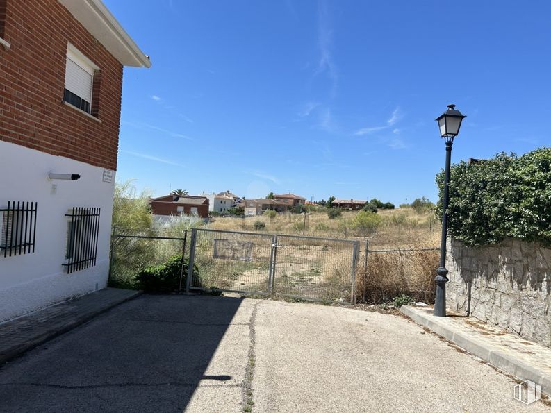 Suelo en venta en Calle San Joaquín y Santa Ana, Navas del Rey, Madrid, 28695 con ventana, cielo, planta, nube, edificio, superficie de la carretera, lote de terreno, asfalto, zona residencial y paisaje alrededor