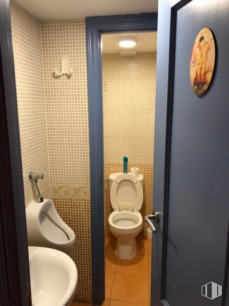 Retail for sale at Calle Prudencio Álvaro, 8, Ciudad Lineal, Madrid, 28027 with toilet, sink, property, photograph, toilet seat, plumbing fixture, light, fixture, bathroom and purple around