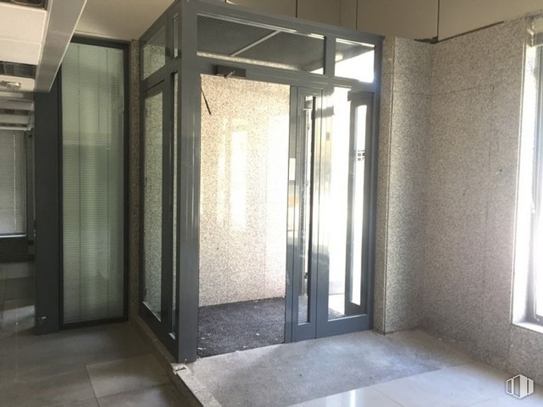 Local en alquiler en Calle Gran Vía, Majadahonda, Madrid, 28220 con puerta, ventana, propiedad, accesorio, diseño de interiores, piso, madera, pavimento, sombra y pasillo alrededor