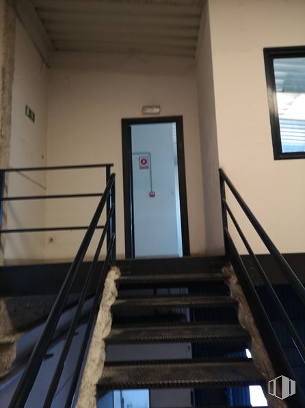 Nave en alquiler en Calle Gaviotas, Pinto, Madrid, 28320 con puerta, ventana, escaleras, pasamanos, suelo, suelos, metal, vidrio, material de construcción y tinte para madera alrededor