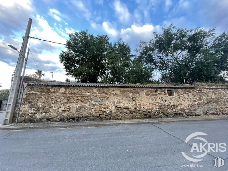 Land for sale at Calle Calvario, Nambroca, Toledo, 45190 with cloud, sky, road surface, asphalt, tree, land lot, tar, cumulus, road and landscape around