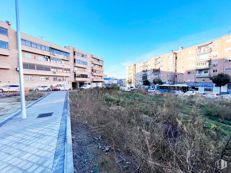 Suelo en venta en Calle Garganta Aisa, 6, Puente de Vallecas, Madrid, 28038 con edificio, cielo, planta, ventana, azul, árbol, superficie de la carretera, diseño urbano, condominio y bloque de torre alrededor