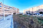 Land for sale at Calle Garganta Aisa, 6, Puente de Vallecas, Madrid, 28038 with building, sky, plant, window, blue, tree, road surface, urban design, condominium and tower block around