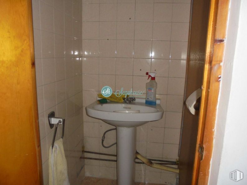 Retail for sale at Zona José Zorrilla, Segovia, 40005 with sink, bottle, brown, tap, plumbing fixture, bathroom sink, property, building, bathroom and purple around