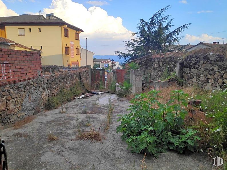 Land for sale at Calle San Roque, Piedralaves, Ávila, 05440 with house, sky, cloud, plant, daytime, property, building, flower, land lot and architecture around