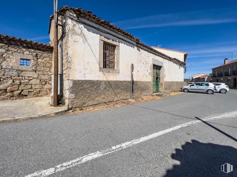 Land for sale at Zona Centro, Cardeñosa, Ávila, 05320 with car, window, house, building, sky, wheel, vehicle, road surface, door and tire around