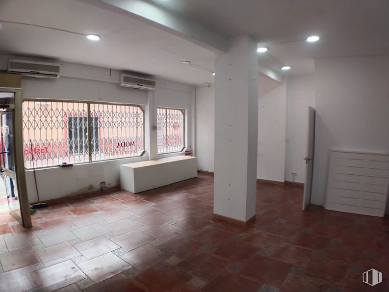 Retail for rent at Zona La Paloma, Parla, Madrid, 28980 with window, floor, hall, flooring, ceiling, event, art, glass, room and fixture around