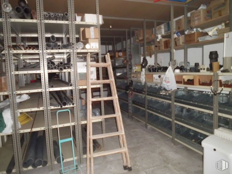 Retail for sale at Plaza Hospital, Miraflores de la Sierra, Madrid, 28792 with ladder, shelf, wood, shelving, floor, flooring, building, hardwood, engineering and beam around