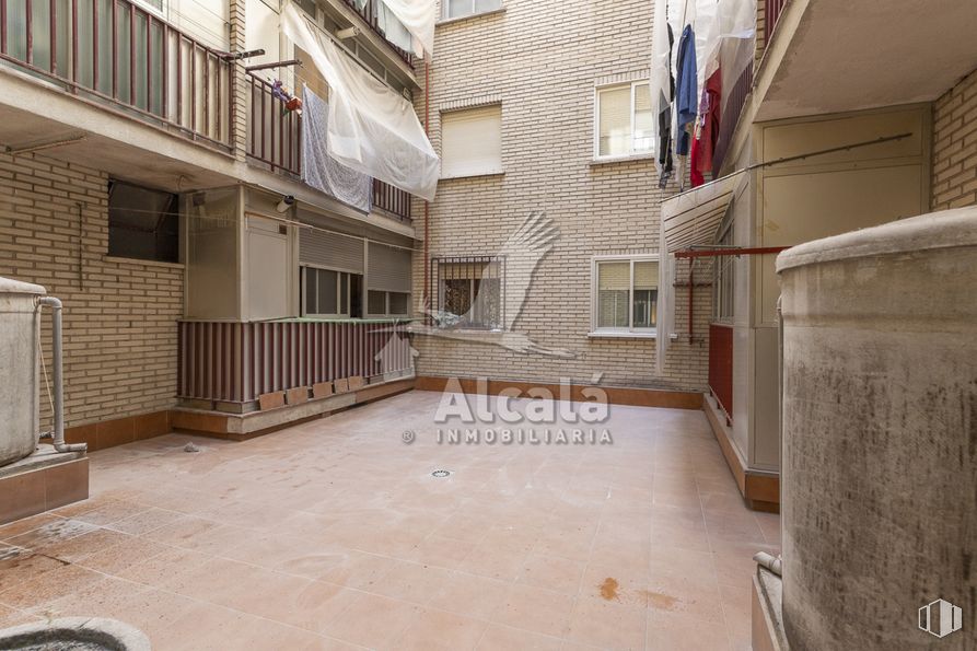 Local en venta en Zona centro, Alcalá de Henares, Madrid, 28805 con ventana, edificio, madera, superficie de la carretera, interiorismo, barrio, suelos, suelo, pared y zona residencial alrededor