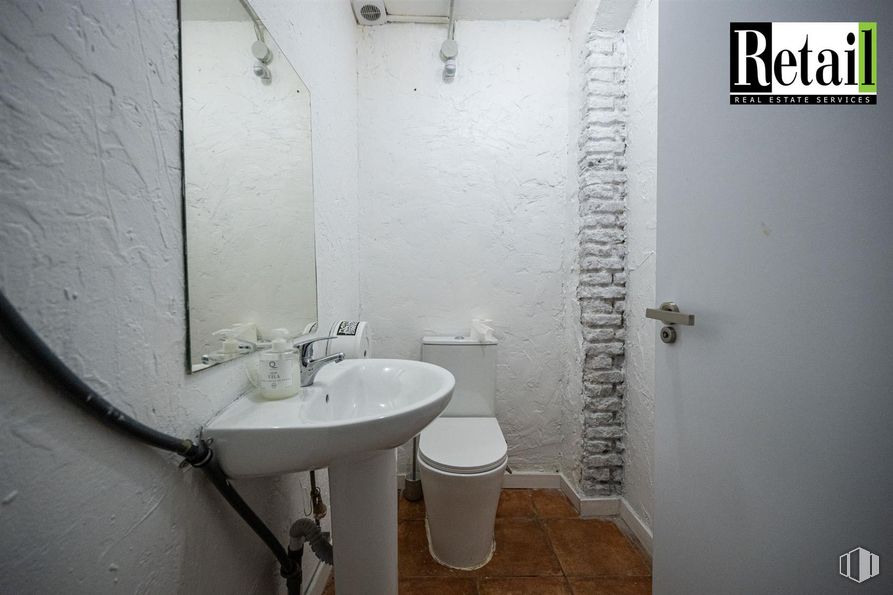 Retail for sale & for rent at Calle Hilarión Eslava, 44, Chamberí, Madrid, 28015 with sink, toilet, wall, plumbing fixture, bathroom, floor, flooring, plumbing, tap and bathroom sink around