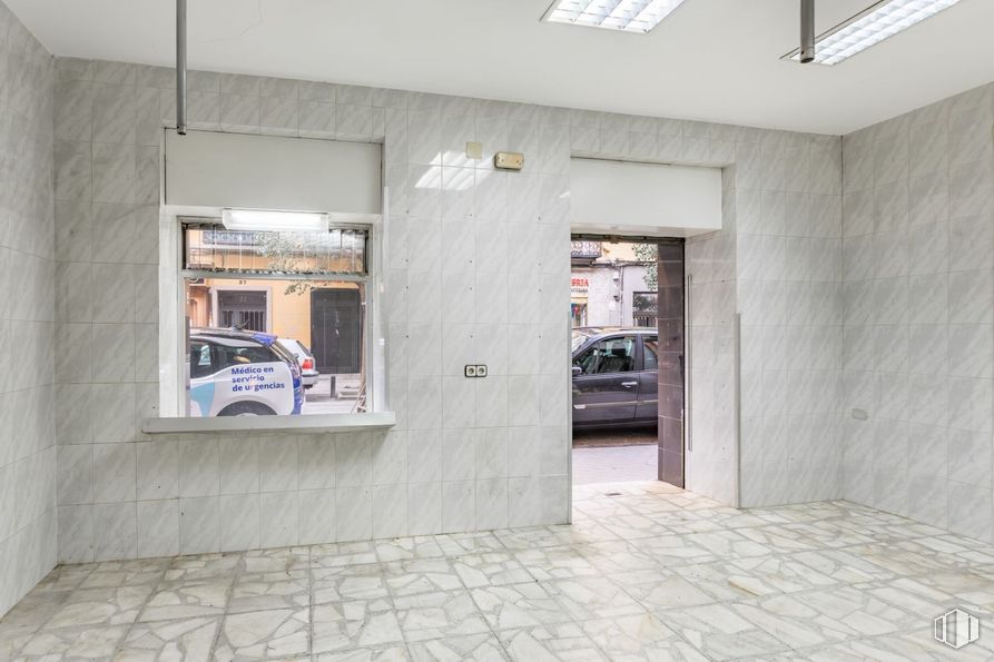 Retail for sale at Calle Cardenal Cisneros, Chamberí, Madrid, 28010 with car, mirror, wheel, fixture, building, tire, door, interior design, automotive design and vehicle around