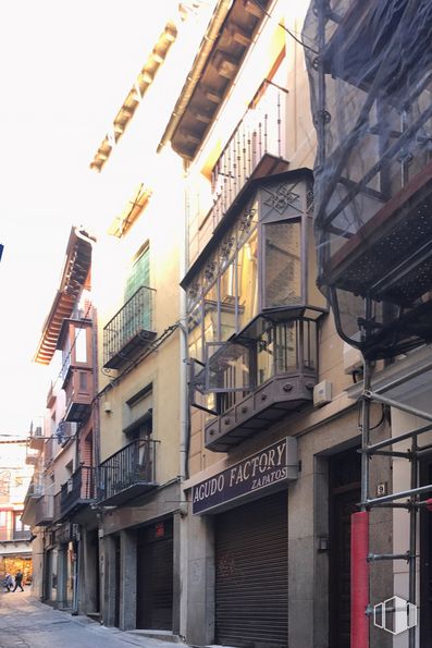 Office for rent at Calle Comercio, 6, Toledo, 45001 with building, window, plant, wood, alley, residential area, material property, street light, road and real estate around