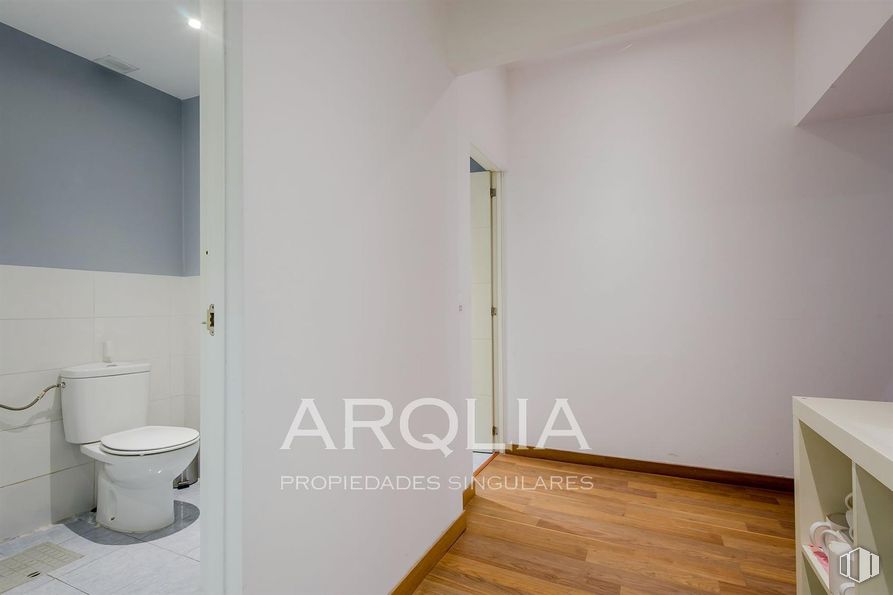 Oficina en venta en Calle Ferraz, Moncloa - Aravaca, Madrid, 28008 con inodoro, edificio, madera, accesorio, suelos, casa, pintura, suelo, accesorios de fontanería y tinte para madera alrededor