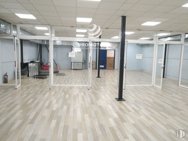 Industrial for rent at Zona industrial, Rivas-Vaciamadrid, Madrid, 28529 with flooring, floor, ceiling, interior design, wood flooring, glass, metal, hall, laminate flooring and tile flooring around