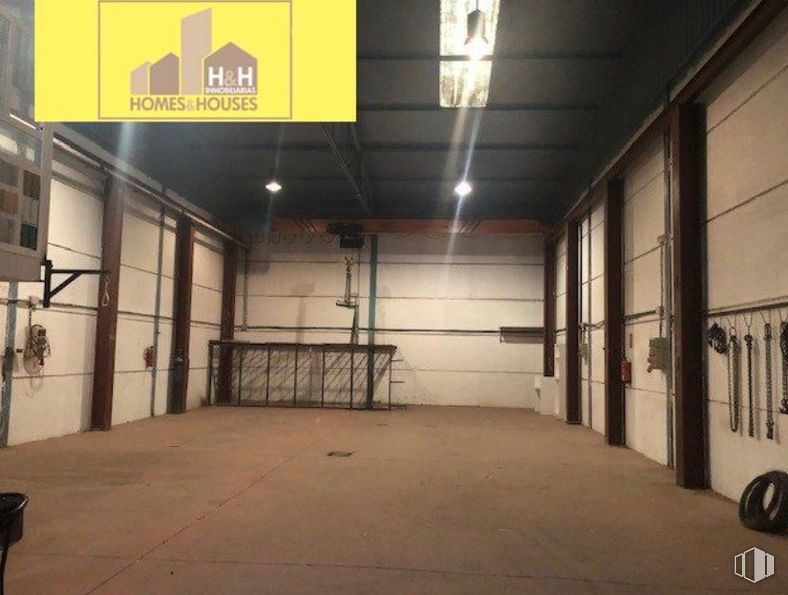 Nave en venta en Zona industrial, Alcalá de Henares, Madrid, 28806 con edificio, alumbrado, hall, suelos, puerta, suelo, accesorio, techo, ventana y casa alrededor