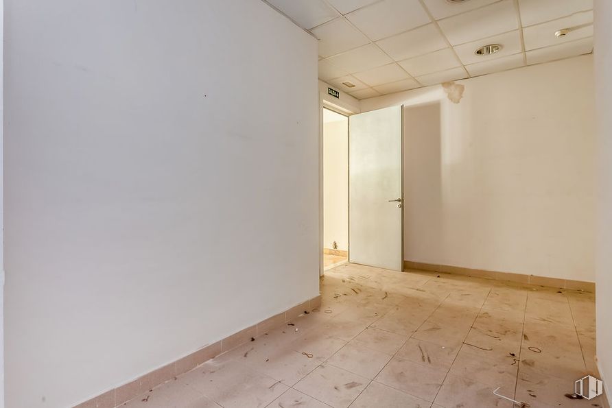 Retail for sale at Calle Antonio Machado, Alcobendas, Madrid, 28100 with door, flooring, wall, floor, ceiling, composite material, apartment, tile flooring, paint and plaster around