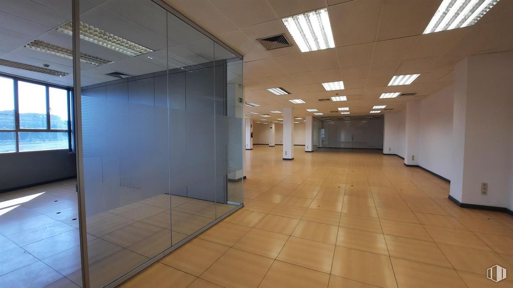 Office for rent at Calle Méndez Álvaro, 9 , Arganzuela, Madrid, 28045 with window, fixture, interior design, tile flooring, floor, flooring, wall, hall, door and ceiling around